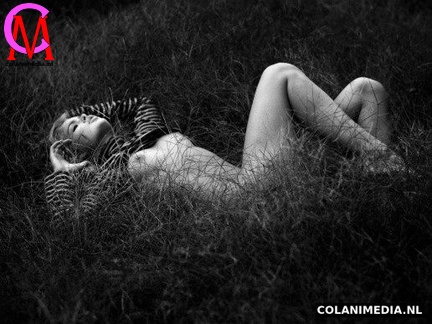 colanimedia.nl-doutzen kroes topless met haar blote tieten in de buitenlucht naakt294465608