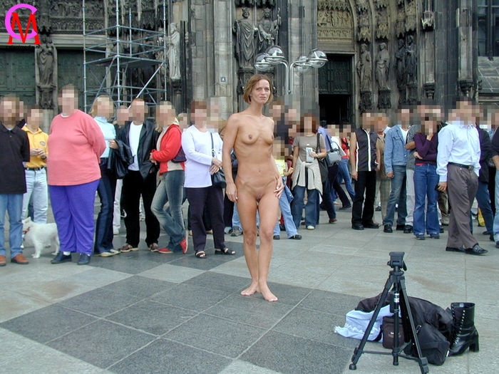 colanimedia.nl-female-public-nudity-149-13.jpg